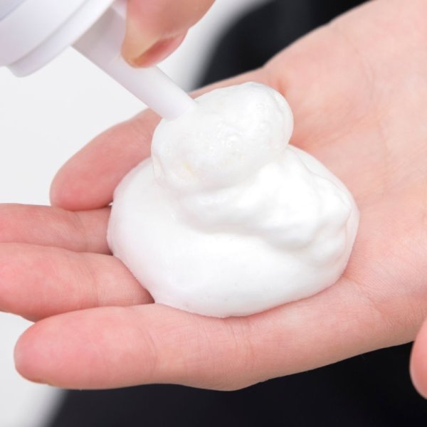 画像4: 頭皮ケア プレシャンプー ベースに国産のコメヌカ油、更に済州島産を主としたオーガニックのツバキ種子油を使用。オイルの泡がはじけながら汚れや皮脂を浮き上がらせて洗浄し、頭皮の健全化を助けます。 週に一度の頭皮ケア スカルププレシャンプー by EMAJINY (4)