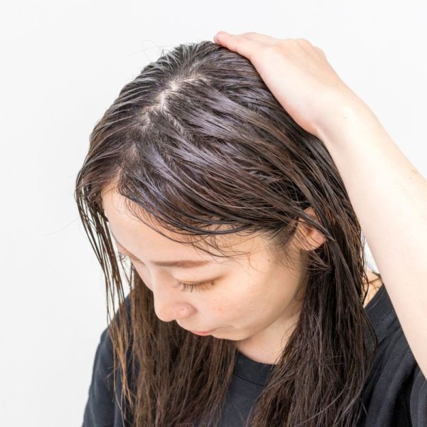 画像5: 頭皮ケア プレシャンプー ベースに国産のコメヌカ油、更に済州島産を主としたオーガニックのツバキ種子油を使用。オイルの泡がはじけながら汚れや皮脂を浮き上がらせて洗浄し、頭皮の健全化を助けます。 週に一度の頭皮ケア スカルププレシャンプー by EMAJINY (5)