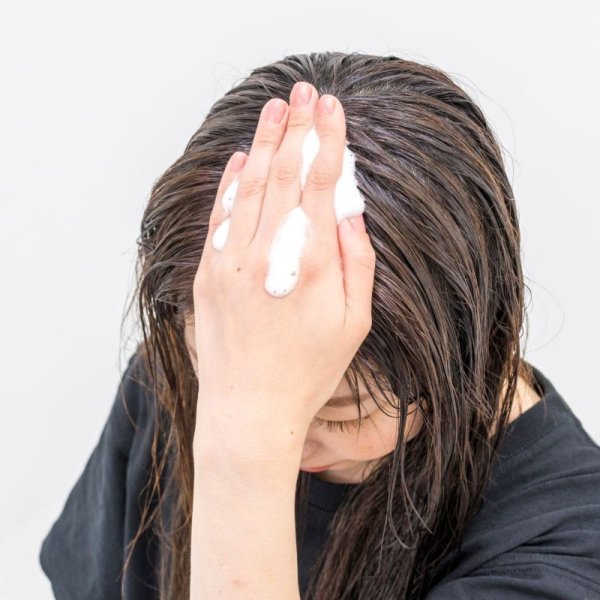 画像6: 頭皮ケア プレシャンプー ベースに国産のコメヌカ油、更に済州島産を主としたオーガニックのツバキ種子油を使用。オイルの泡がはじけながら汚れや皮脂を浮き上がらせて洗浄し、頭皮の健全化を助けます。 週に一度の頭皮ケア スカルププレシャンプー by EMAJINY (6)