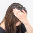 画像7: 頭皮ケア プレシャンプー ベースに国産のコメヌカ油、更に済州島産を主としたオーガニックのツバキ種子油を使用。オイルの泡がはじけながら汚れや皮脂を浮き上がらせて洗浄し、頭皮の健全化を助けます。 週に一度の頭皮ケア スカルププレシャンプー by EMAJINY (7)