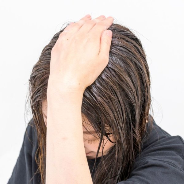 画像8: 頭皮ケア プレシャンプー ベースに国産のコメヌカ油、更に済州島産を主としたオーガニックのツバキ種子油を使用。オイルの泡がはじけながら汚れや皮脂を浮き上がらせて洗浄し、頭皮の健全化を助けます。 週に一度の頭皮ケア スカルププレシャンプー by EMAJINY (8)