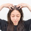 画像9: HONUA surfrider 頭皮ケア プレシャンプー ベースに国産のコメヌカ油、更に済州島産を主としたオーガニックのツバキ種子油を使用。オイルの泡がはじけながら汚れや皮脂を浮き上がらせて洗浄し、頭皮の健全化を助けます。 週に一度の頭皮ケア スカルププレシャンプー by EMAJINY (9)
