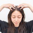 画像9: 頭皮ケア プレシャンプー ベースに国産のコメヌカ油、更に済州島産を主としたオーガニックのツバキ種子油を使用。オイルの泡がはじけながら汚れや皮脂を浮き上がらせて洗浄し、頭皮の健全化を助けます。 週に一度の頭皮ケア スカルププレシャンプー by EMAJINY (9)